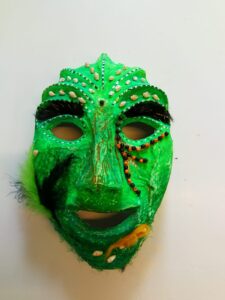 Grüne Maske aus Pappmaché